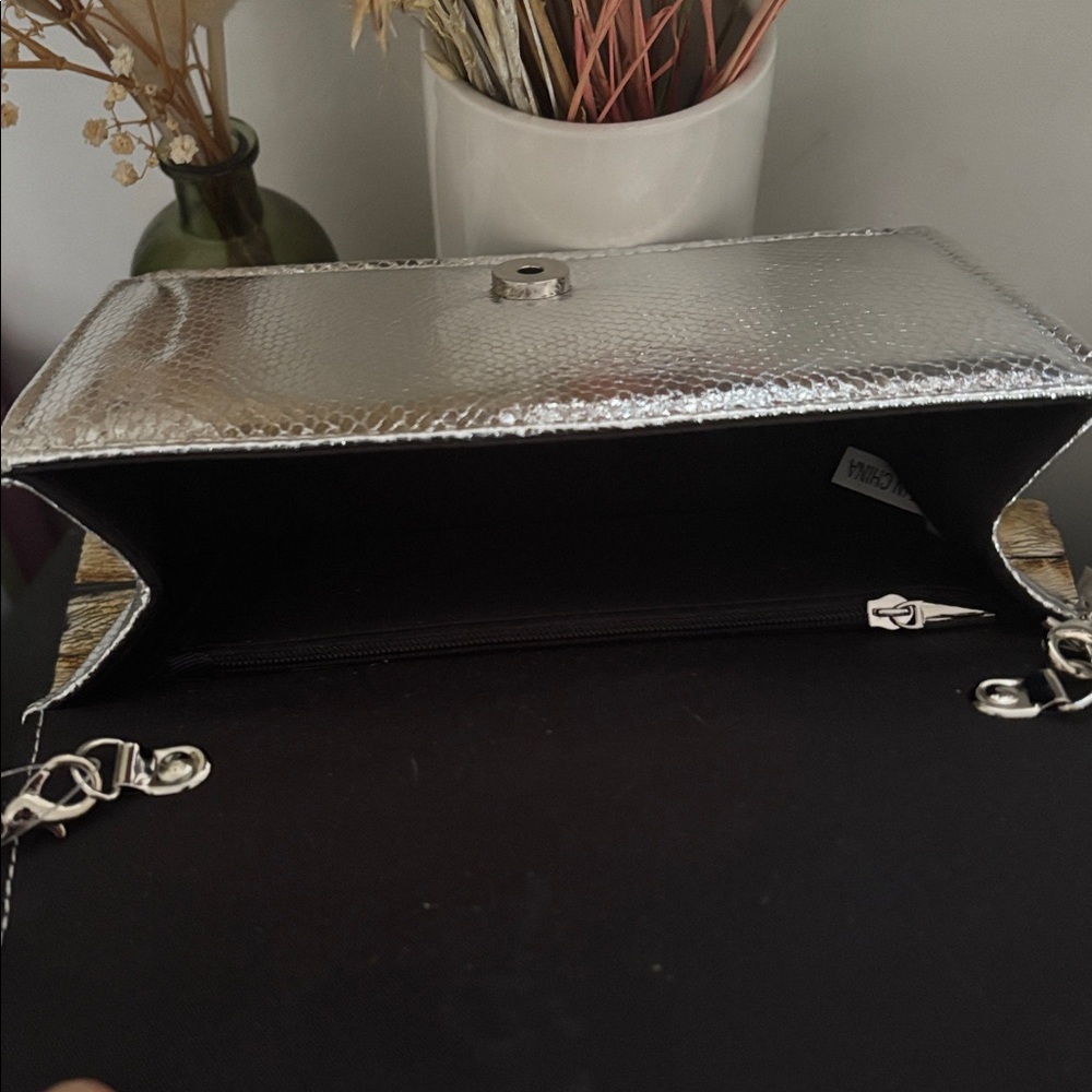 NWT INZI Silver Handbag Clutch Crystal Embellishments Chain Strap Snakeskin - Picture 9 of 14